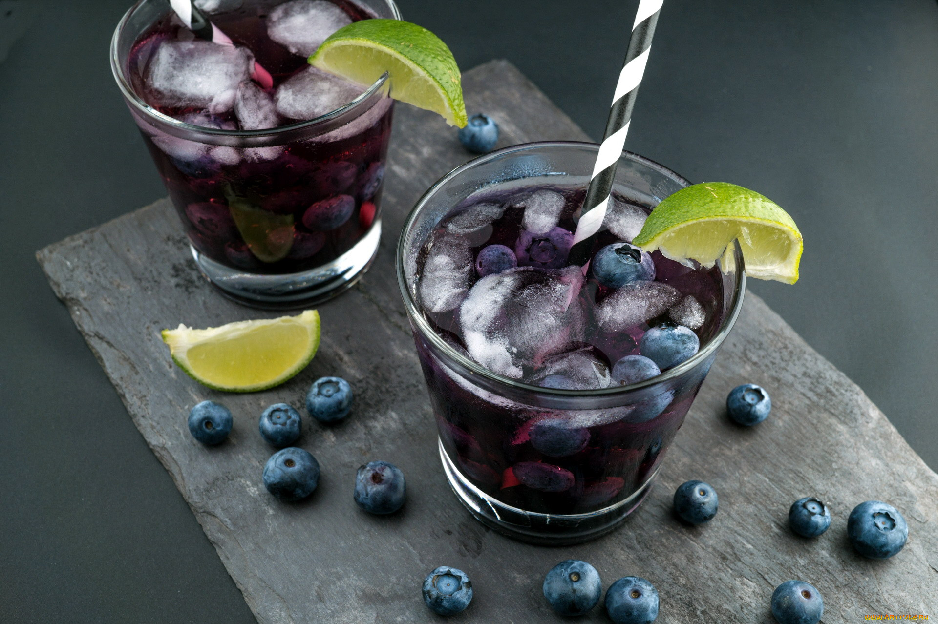 Алкогольный фрукт. Черничный напиток. Черничный лимонад. Лед с фруктами для коктейлей. Напиток из голубики.